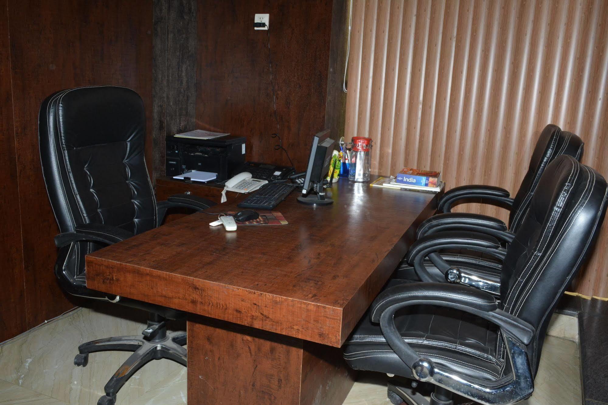 Airport Hotel Vishal Residency New Delhi Buitenkant foto