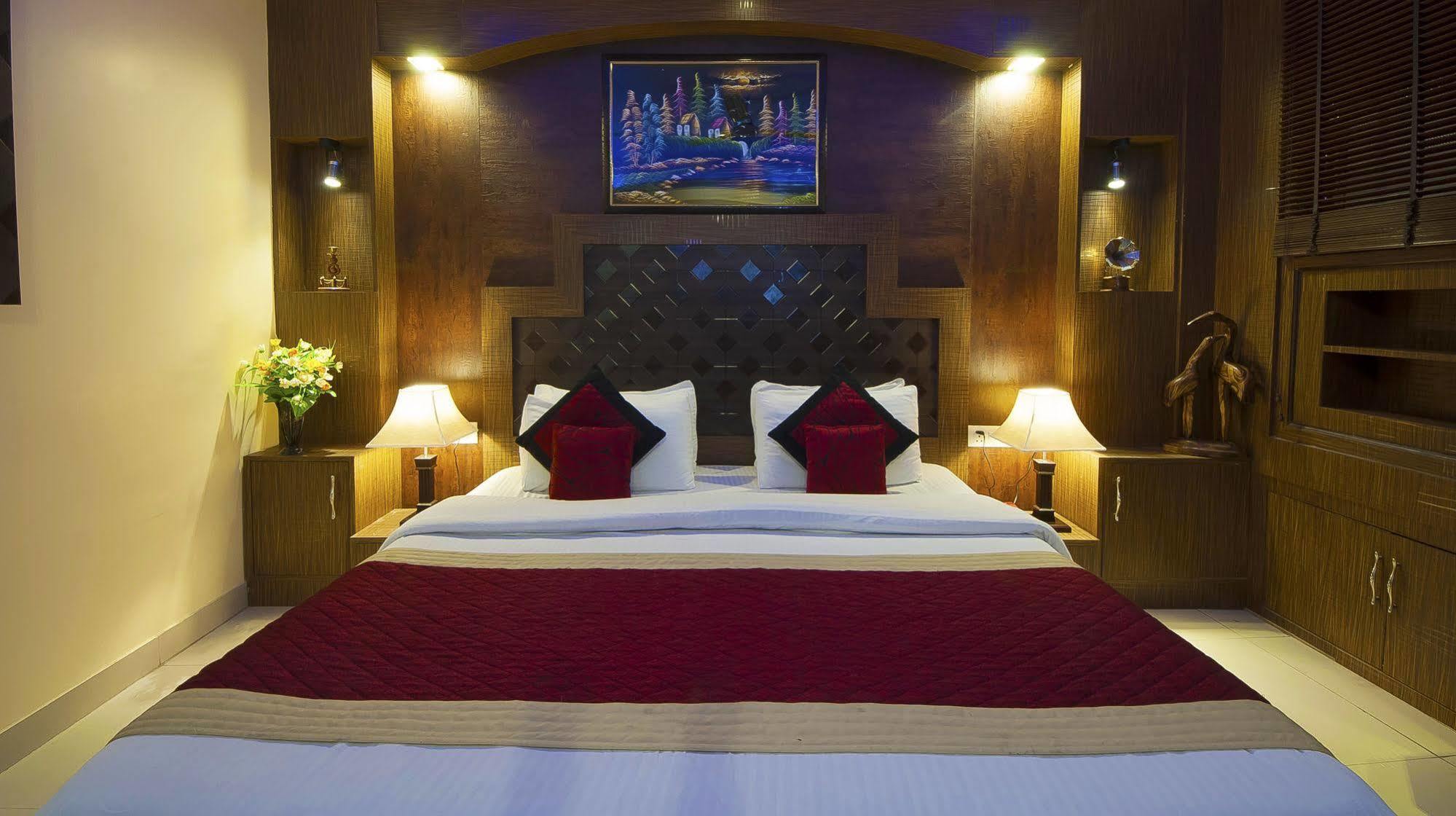 Airport Hotel Vishal Residency New Delhi Buitenkant foto