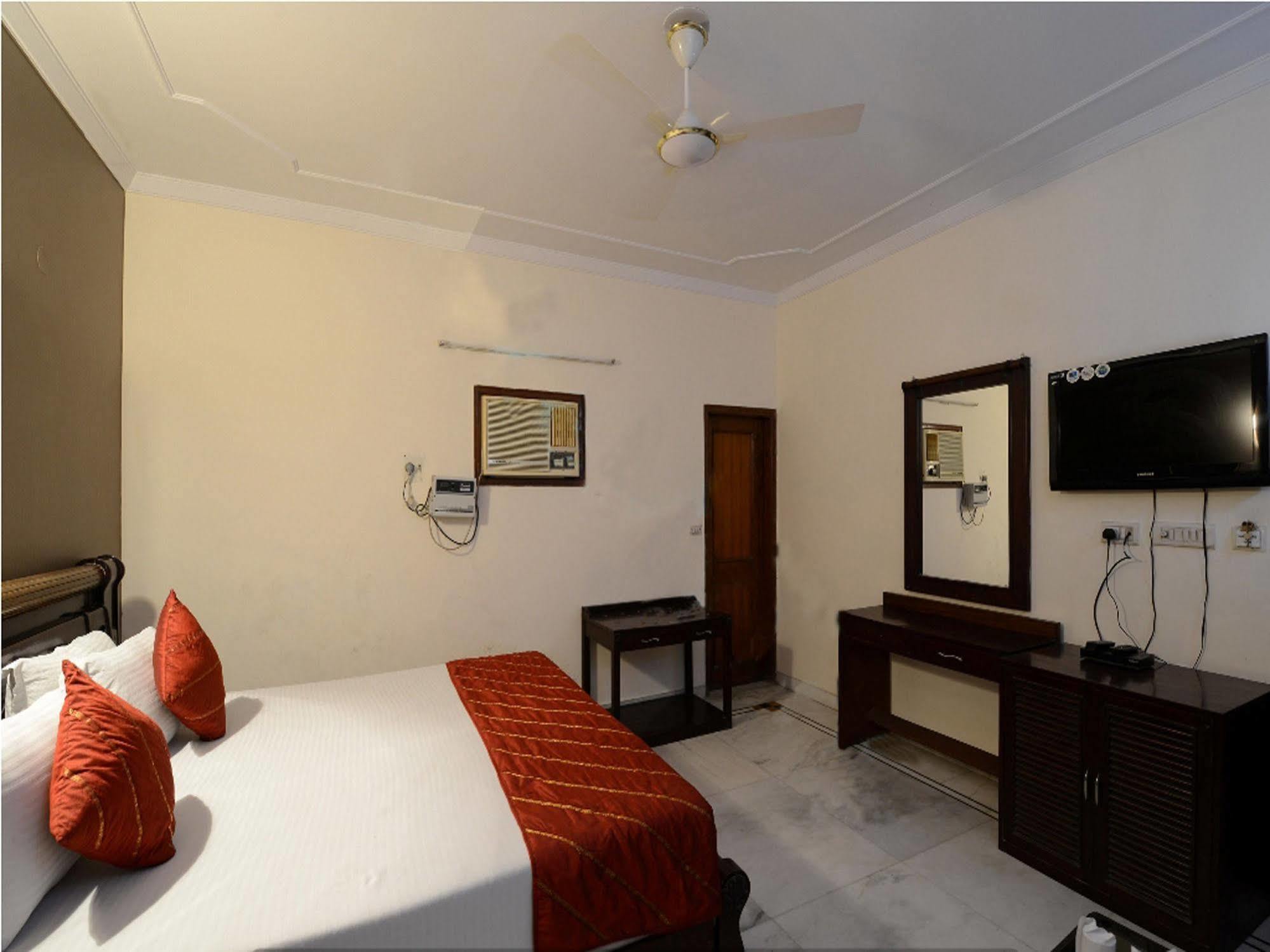 Airport Hotel Vishal Residency New Delhi Buitenkant foto